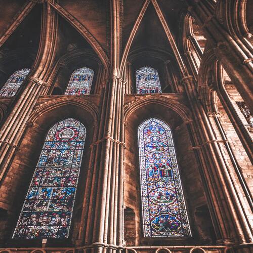 vidrieras de catedral gótica-unsplash