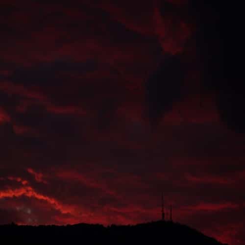 Puesta de sol cárdeno en el horizonte