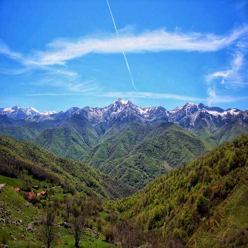 Imagen del valle y los Picos de Europa nevados. Fotografía de José Martínez Quílez