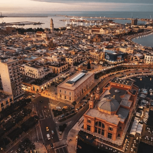Imagen-aerea-ciudad-costera-al-caer-la-tarde-editificos-torres-y-copula-frontal.