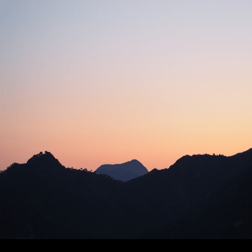 Horizonte de montañas a la puesta de sol