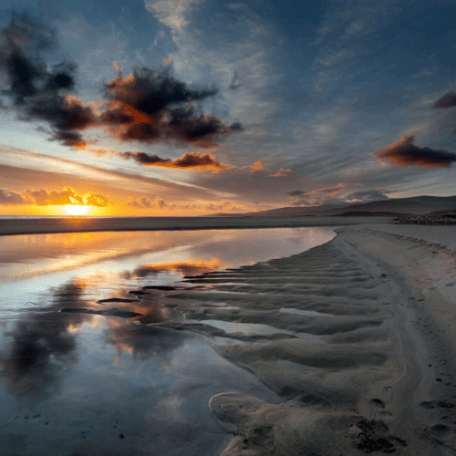 Orilla de la playa y puesta de sol