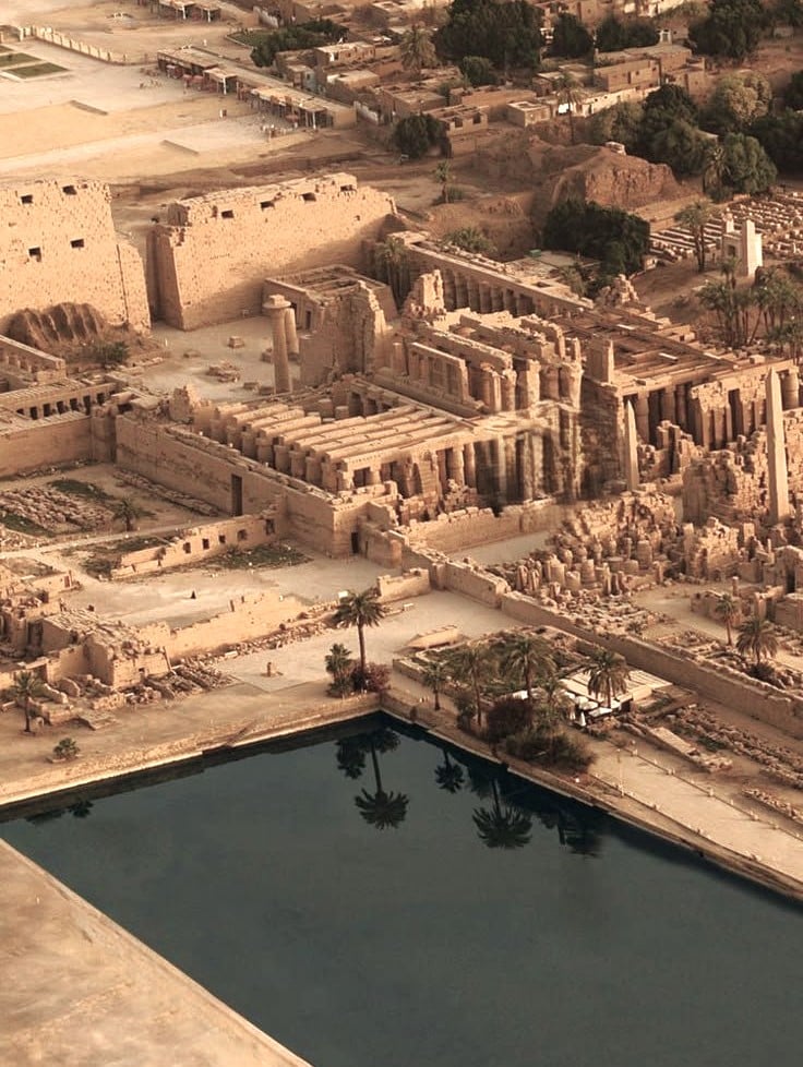 Edificaciones en ruinas frente al estanque