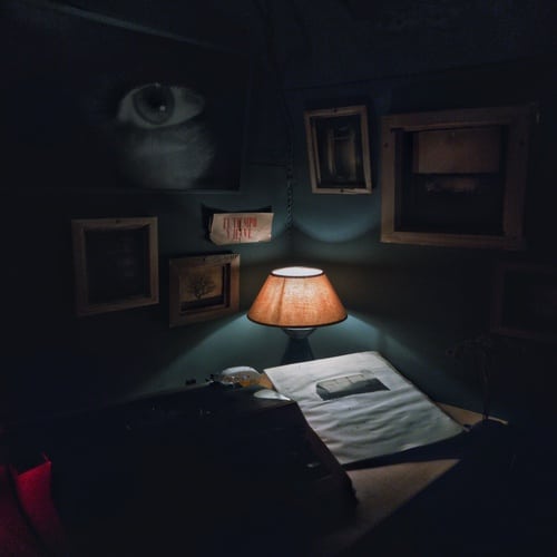 cuarto de estudio con lámpara y máquina de escribir. Póster: "el tiempo vuelve"