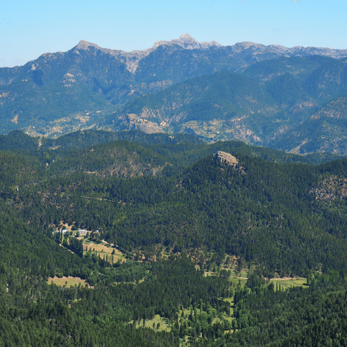 Valle-de-la-Sierra-del-Segura-con-bosques-de-pinos-y-cumbres-al-fondo