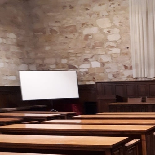aula universidad de Salamanca-pupitres-de-madera-pantalla-blanca-de-José-Martínez-Quílez-para-preparadorlengua-com