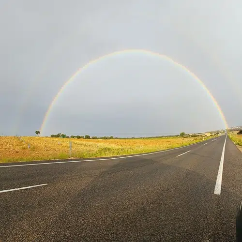 arcoiris coronando la llanura de La Mancha. Fotografía desde el borde de la carretera N-430 de Munera a Albacete
