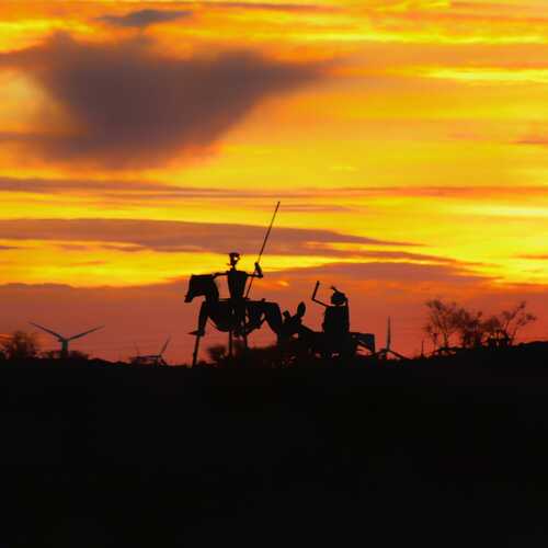 Esculturas metálicas de D.Quijote y Sancho Panza-ante la puesta de sol-. Fotografía de Pau Arpal para preparadorlengua.com