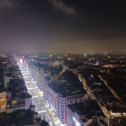 Fotografía nocturna de la Gran Vía de Madrid- de José Martínez Quílez para preparadorlengua.com