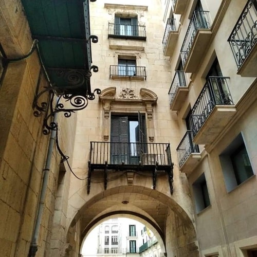 Arco y edificios en el casco antiguo de Alicante