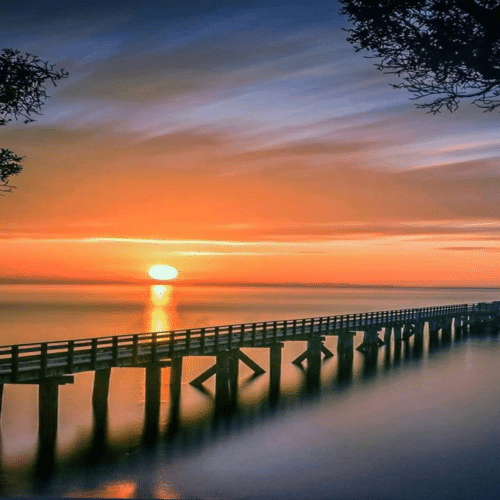Puente de madera en la puesta de sol