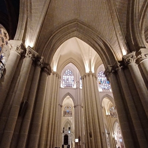 Catedral de Toledo interior de arcos, columnas y cristaleras