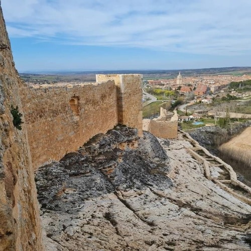 Muro de la fortificación sobre la roca