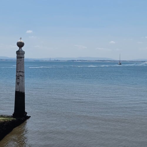 Río Tajo en su desembocadura en Lisboa- Cabo de atracar barcos y barco a lo lejos
