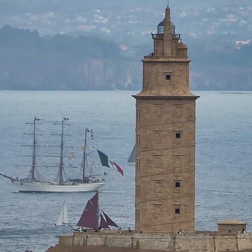 Fotografía de la Torre de Hércules con barco al fondo