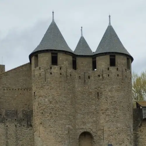 Torres de la ciudad amurallada de Carcassonne en Francia