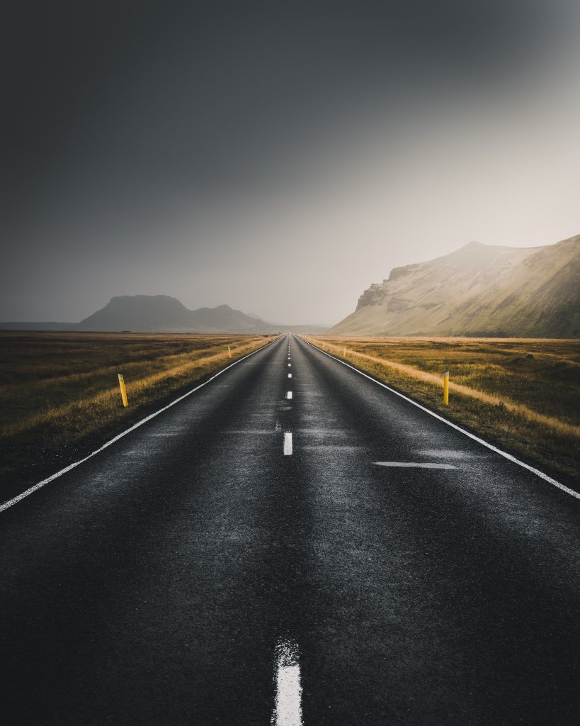 Carretera de asfalto entre las montañas- por preparador oposiciones
