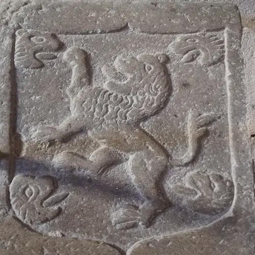 Labrado de piedra funérea con un león