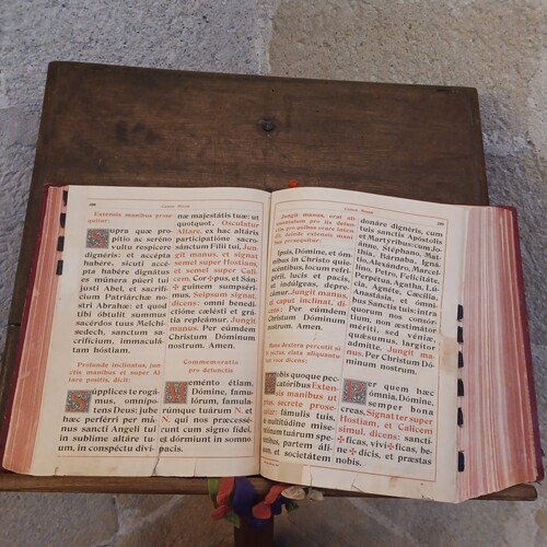 Biblia sobre atril de madera