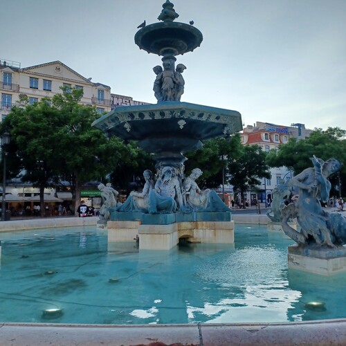 Fuente en la Plaza del Rossio en Lisboa. Motivos mitológicos en piedra sobre el agua- autor: preparadorlengua.com