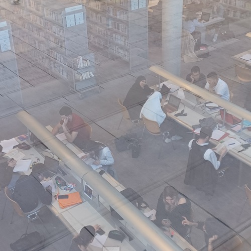 Biblioteca Musée Carré de arte contemporánea Nîmes- por preparadorlengua.com