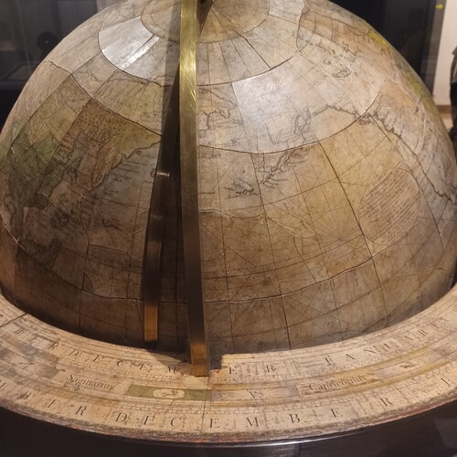 Fotografía de preparadorlengua de un globo terráqueo en el Museo de América (Madrid)