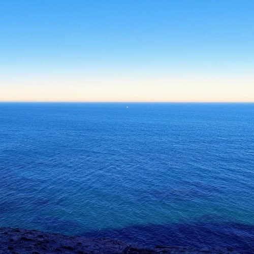 Mar y cielo se encuentran en el horizonte
