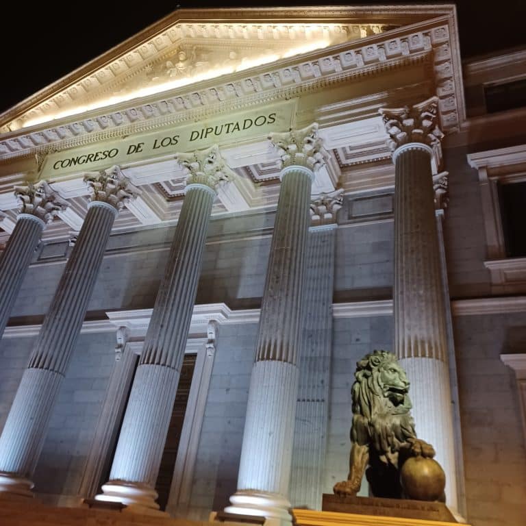 fachada del congreso de los diputados. por preparador lengua
